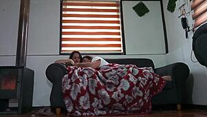 सौतेली माँ को किचन में मूवी देखते हुए रफ चोदाई