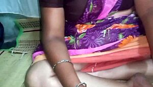 आंटी की सौतेले भाई के साथ हार्डकोर सेशन बालों वाली चूत को इंटेंसली रिवील करती है