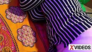 सेक्सी गर्लफ्रेंड बड़ी गांद और छाती के साथ चोदी जाती है