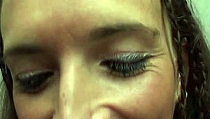 इस डिल्डो को तुम्हारी गैंड में डालो और मुझे महसूस कराओ!