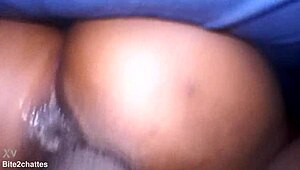 पतली काली सुंदरी को सेक्सी चाटने का मजा मिलता है