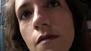 इस डिल्डो को तुम्हारी गैंड में डालो और मुझे महसूस कराओ!