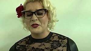 Cute shemale isabella sorrenti sucks big cock at gloryhole