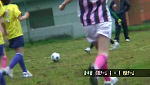 एशियाई लड़कियां नंगी फुटबॉल खेल रही हैं जंगली आउटडोर गेम में!