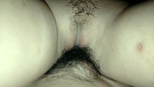 แหกหีดูเม็ดแตดที่ยังบริสุทธิ์ของเพื่อนสาวแล้วเอาควยยัดรูหีของเธอ