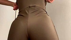 esposa heyya toda gostosa experimentando roupas no provador