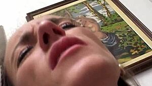 इस डिल्डो को तुम्हारी गैंड में डालो और मुझे महसूस कराओ!