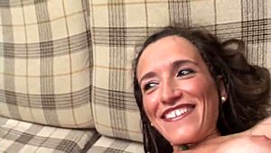 इस डिल्डो को तुम्हारी गैंड में डालो और मुझे महसूस कराओ!