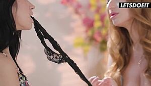 एलेक्स कोल और स्काईलर स्नो ब्लाइंड डेट पर एक दूसरे को खा रही हैं