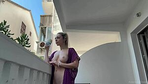 i saw dat blonde beuty naked on da balcony