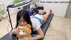 ये देखो ये प्यारी लड़की टैटू आर्टिस्ट को लुभा रही है