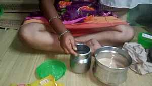 आंटी की सौतेले भाई के साथ हार्डकोर सेशन बालों वाली चूत को इंटेंसली रिवील करती है