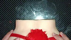 sexo anal con candy usando sexy tanga roja con pompón en desk