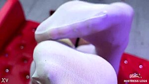 Goddess teases big booty and feet in white stockings!