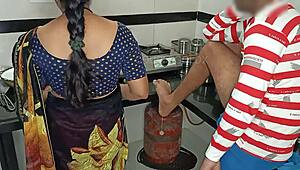 भारतीय शौकिया रसोई में झुकी हुई तीव्र गुदा चोदाई के लिए