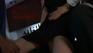 Japanese babe enjoys relaxing bath massage