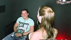 Deutsche Teen 18+ Schlampe Catches Guy in Porn Cinema for Fuck