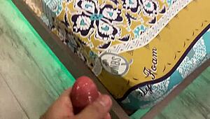 madrastra culona despierta con una verga en el co�o y sigue descansando cubierta de semen