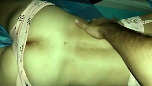 मेड कपड़े बदलते देख कमरे में घुसा बेयरबैक चोदा