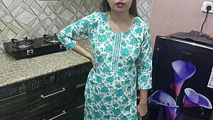 इंडियन सौतेली माँ किचन सेक्स में सौतेले बेटे के लिए झुकती है