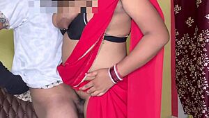 देसि सौतेली माँ को जोर से धक्का देता है जंगली बालों वाली चूत में