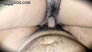 मैं अपनी सेक्सी पत्नी को चोदने और वर्क के बाद उसकी चूत को टीज करने में बहुत इंटो हूं