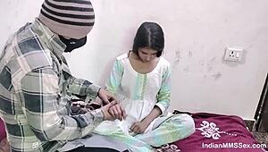 हॉर्नी इंडियन स्टीपमॉम स्टीपसन के साथ रफ होममेड सेक्स के लिए झुकती है