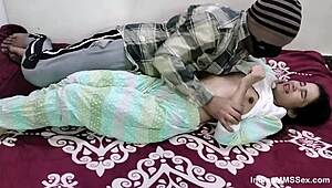 हॉर्नी इंडियन स्टीपमॉम स्टीपसन के साथ रफ होममेड सेक्स के लिए झुकती है