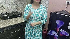 इंडियन सौतेली माँ किचन सेक्स में सौतेले बेटे के लिए झुकती है