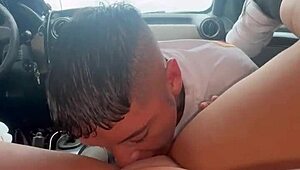 un desconocido me convencio de follar en su auto en publico