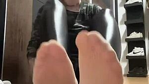 feetworld fetish feet in leather nylon socks