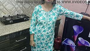 इंडियन सौतेली माँ किचन सेक्स में सौतेले बेटे के लिए झुकती है