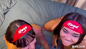 Paguei a pizza do delivery fodendo a buceta das duas entregadoras rabudas gostosas - menage - teaser - collab stellar bluue e jordana