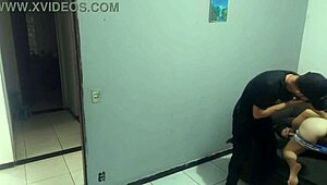 Dona de casa paga com bunda para policial kinky