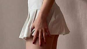 मासूम लड़की आपके लिए स्ट्रिप करती है