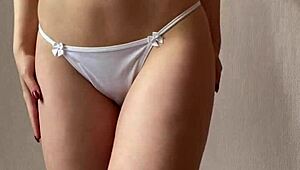 मासूम लड़की आपके लिए स्ट्रिप करती है