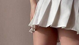 मासूम लड़की आपके लिए स्ट्रिप करती है