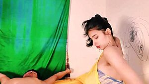Mujhe Yeh Slutty Teen 18+ Ko Threesome Mein Anal Fuck Aur Dick Suck Karte Hue Dekhna Pasand Hai