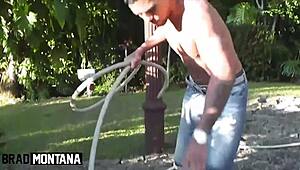 Novinha Gostosa Offers Herself To Gardener