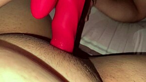 En una noche ardiente, esta madrastra colombiana tetona se masturba con sus juguetes favoritos en la cama. Sus gemidos llenan el dormitorio mientras alcanza un orgasmo jugoso.