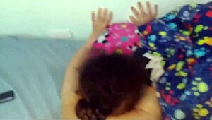 Ella ENGANA a su esposo con el VECINO que tiene una tienda de dulces