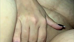 comendo gostoso a novinha na cama dela enquanto marido trabalha