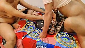 अपनी गर्लफ्रेंड और उसकी बेस्ट फ्रेंड को थ्रीसम चुदाई में चोदा!