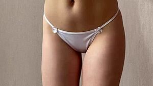 मासूम लड़की आपके लिए स्ट्रिप करती है