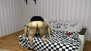 सौतेला बेटा सोई हुई मिल्फ की बड़ी चूचियों और गंद को चुदाई करता है