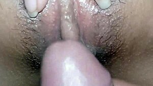 मेरी सौतेली बेटी की मुलायम चूत चाटता हूं जब तक अंदर नहीं झड़ता