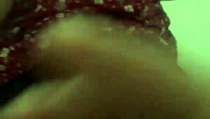 Bajo falda de mi vecina y terminamos cogiendo en escena casera