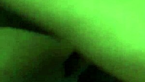 Bajo falda de mi vecina y terminamos cogiendo en escena casera