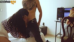 Me pillan siendole infiel a mi esposa tetona con una morena culona que me hace acabar a sentones