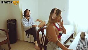 Me pillan siendole infiel a mi esposa tetona con una morena culona que me hace acabar a sentones